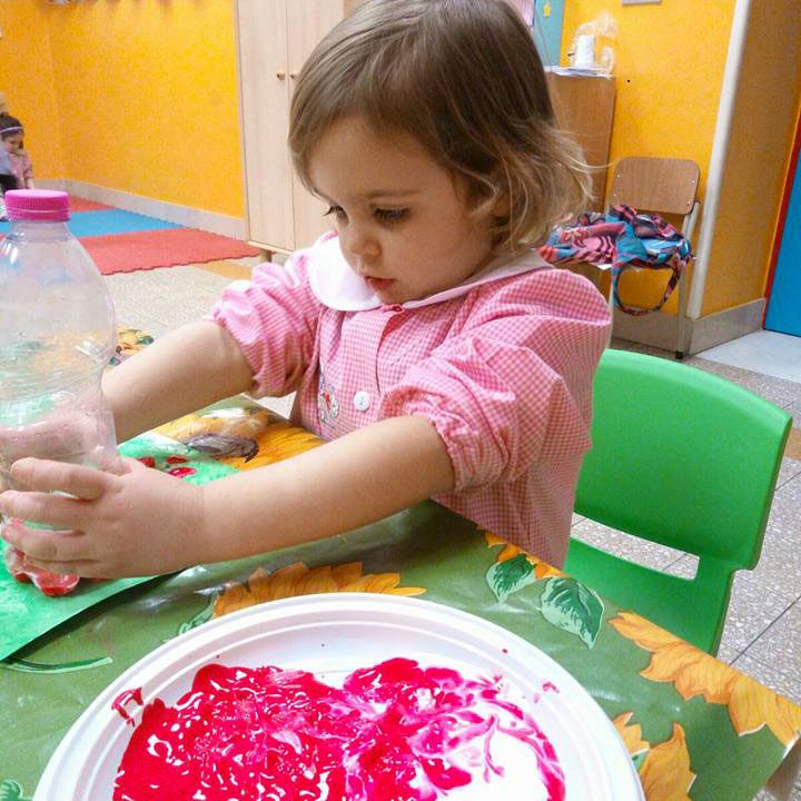 bambina della scuola dell'infanzia durante un laboratorio del colore
